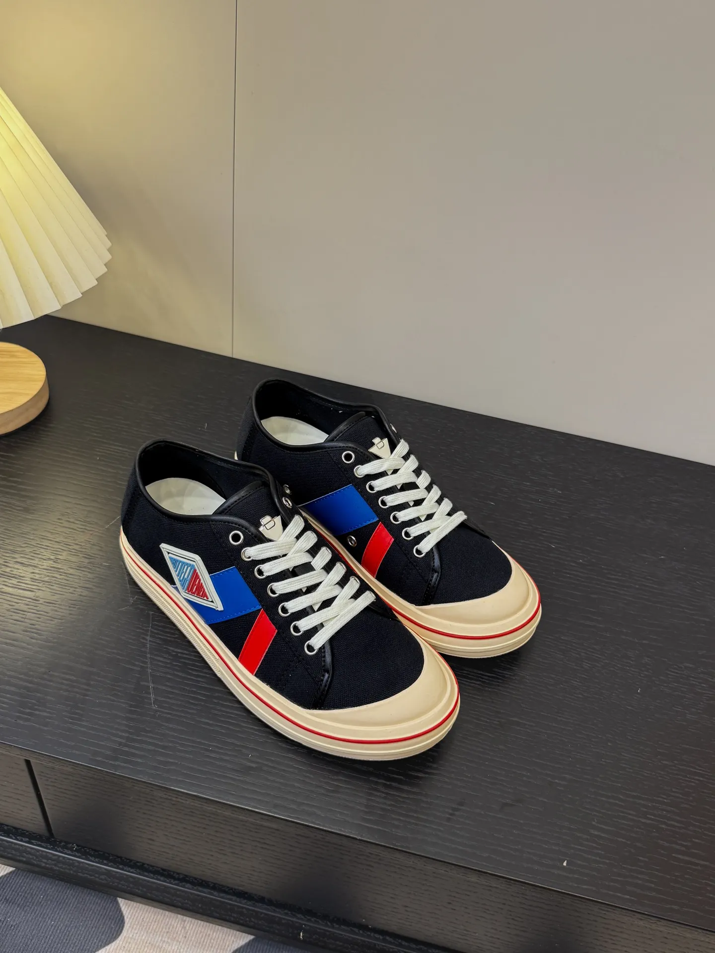 👟👟Ex-factory price 460👟👟 (Men's size +1️⃣0️⃣) BVOrbit's latest 2025 catwalk model, developed 1:1 from the original board, classic color matching elements! This is the biggest highlight of this shoe, eye-catching but not exaggerated design, super cool for daily use, super versatile whether paired with pants, sweaters or skirts, looks good no matter how you wear it, the more you look at it, the more you like it ❗️ Outsole: Original outsole color: 5 colors code number: female 35-40 male 39-44